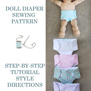 Könnte beinhalten: Eine Schritt-für-Schritt-Anleitung zum Nähen von Puppenwindeln. Das Bild zeigt eine Puppe, die eine blaue Windel trägt, und vier verschiedene Windelmodelle: weiß, rosa, grün und lila.
