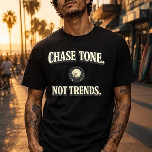 Camiseta Chase Tone Not Trends | Camiseta com estampa de botão de amplificador de guitarra