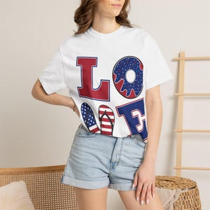 愛国的なLOVEグラフィックTシャツ｜アメリカ国旗の文字、ドーナツO、7月4日