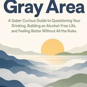 Peut inclure: Une couverture de livre intitulée The Gray Area: A Sober Curious Guide to Questioning Your Drinking, Building an Alcohol-Free Life, and Feeling Better Without All the Rules. L'illustration montre un soleil jaune sur des collines bleues et vertes.