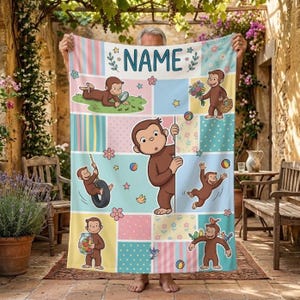 Könnte beinhalten: Eine rechteckige Fleecedecke mit einem Patchwork-Design und verschiedenen Illustrationen eines braunen Affen. Der obere Bereich enthält den Text NAME in blauen Buchstaben. Die Decke zeigt den Affen beim Spielen mit einer Lupe, beim Halten eines Blumenkorbs, beim Schaukeln an einem Reifen und beim Interagieren mit Vögeln.