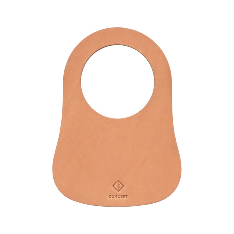The personalized leather gas tank bib, made from natural leather, enhances the Classic Mini design and safeguards against petrol spills