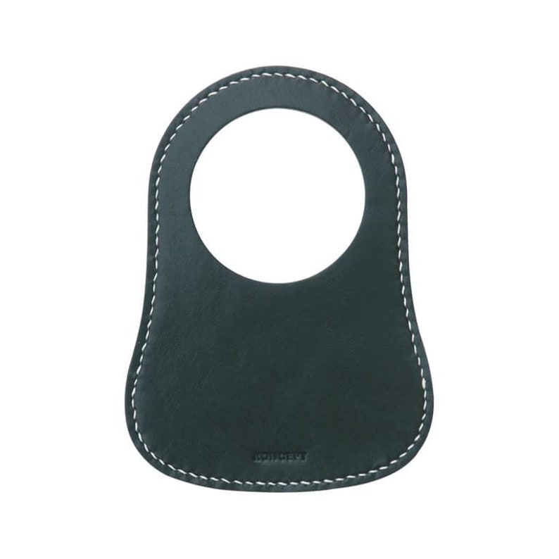 The personalized leather fuel tank bib, made from green leather with white stitching, enhances the Classic Mini's design and safeguards against petrol spills