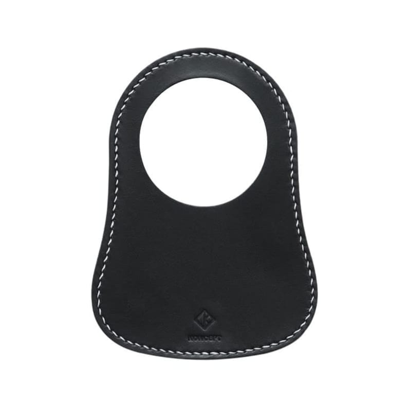 The personalized leather fuel tank bib, made from black leather with white stitching, enhances the Classic Mini's design and safeguards against petrol spills