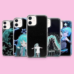 Op de afbeelding: Vijf doorzichtige telefoonhoesjes met diverse anime-stijl illustraties van een personage met lang groenblauw haar. De ontwerpen bevatten een maan en sterren, een lachend portret, een klein figuur in een witte jurk en dynamische poses.
