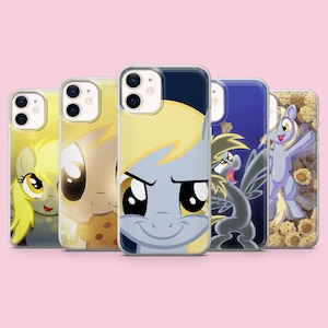Pode incluir: Cinco capas transparentes para smartphone com várias ilustrações de um pónei cinzento com crina loira. Os designs incluem retratos em grande plano, um pónei a comer uma bolacha, uma pose de voo dinâmica e um padrão de bolachas.