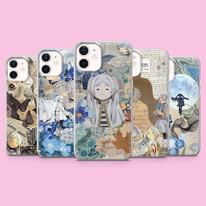 Op de afbeelding: Vijf doorzichtige smartphonehoesjes met anime-collagekunst. De ontwerpen bevatten illustraties van een witharig personage met puntige oren, blauwe bloemen, vlinders, maanbeelden en achtergronden met tekst en vintage-achtig papier.