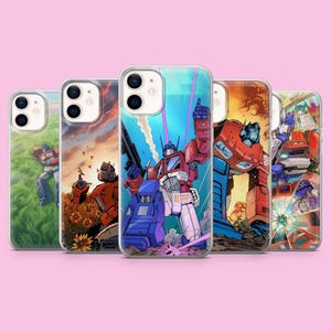 Könnte beinhalten: Fünf transparente Smartphone-Hüllen mit verschiedenen grafischen Illustrationen des roten und blauen Roboters Optimus Prime aus Transformers. Jede Hülle zeigt eine andere Szene, darunter den Roboter auf einem Feld, zwischen Sonnenblumen und in Aktion.