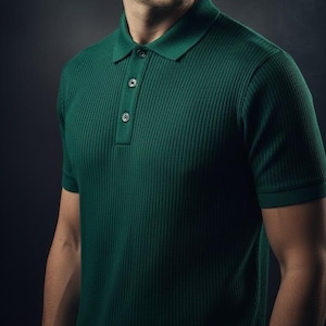 Könnte beinhalten: Ein dunkelwaldgrünes Kurzarm-Poloshirt mit vertikaler Rippstrickstruktur, klassischem Kragen und einer Knopfleiste mit drei passenden dunklen Knöpfen. Das Kleidungsstück ist körpernah geschnitten und verfügt über gerippte Ärmelabschlüsse.