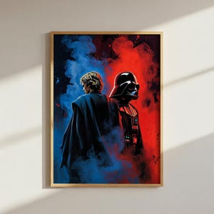 Op de afbeelding: Een rechthoekige wandkunstprint in een lichthouten lijst met een gespleten compositie. Links staat een figuur met lichtbruin haar te midden van blauwe rook. Rechts staat een figuur met een zwarte helm te midden van rode rook en donkere schaduwen.