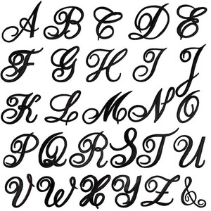 K&ouml;nnte beinhalten: Eine Sammlung von schwarzen gestickten Buchstaben des Alphabets von A bis Z sowie ein Et-Zeichen. Jeder Buchstabe weist einen dekorativen, flie&szlig;enden Schreibschriftstil mit kr&auml;ftigen Linien und kunstvollen, eleganten Schleifen auf.