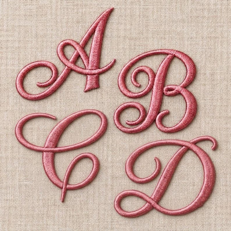 K&ouml;nnte beinhalten: Vier gestickte Aufn&auml;her in Form der Buchstaben A, B, C und D. Jeder Buchstabe ist mit altrosa Garn und einer Satinstich-Oberfl&auml;che gefertigt und zeigt eine flie&szlig;ende Schreibschrift mit eleganten, abgerundeten Schleifen.
