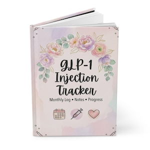 Op de afbeelding: Een hardcover dagboek met een pastelkleurige aquarel bloemenkrans op de kaft. De tekst luidt GLP-1 Injection Tracker, Monthly Log, Notes, Progress. Daaronder staan iconen van een kalender, een injectiespuit en een hartje afgebeeld.