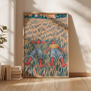 Puede incluir: Una lámina de arte mural rectangular con una ilustración estilizada de dos figuras tumbadas boca arriba en un campo de hierba alta de color amarillo dorado. Las figuras llevan vaqueros azules y camisetas verdes y amarillas, con árboles azul oscuro.