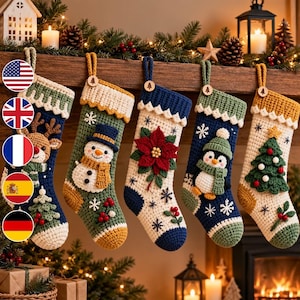 Puede incluir: Cinco calcetines navideños de ganchillo colgados en fila. El primero es azul con un reno, el segundo verde con un muñeco de nieve, el tercero blanco con una flor de pascua, el cuarto azul con un pingüino y el quinto blanco con un árbol.