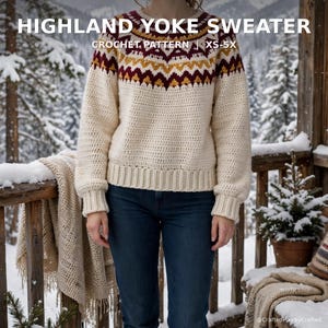 Może przedstawiać: Kremowy sweter wykonany na szydełku z karczkiem ozdobionym geometrycznym wzorem w kolorze musztardowym i ciemnoczerwonym. Tekst HIGHLAND YOKE SWEATER CROCHET PATTERN | XS-5X znajduje się u góry obrazu.