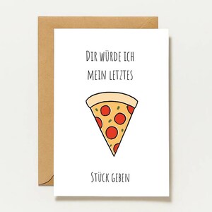 Könnte beinhalten: Eine weiße Grußkarte mit braunem Umschlag, die in der Mitte eine Cartoon-Illustration eines einzelnen Stücks Peperoni-Pizza zeigt. Der Text auf der Karte lautet: Dir würde ich mein letztes Stück geben. Das Design ist schlicht und klar.