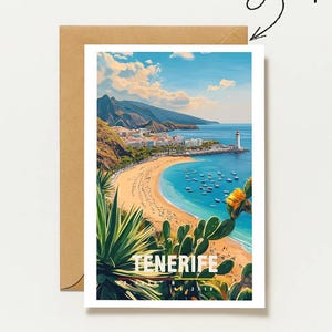 Könnte beinhalten: Eine rechteckige Grußkarte mit einer farbenfrohen Illustration eines Strandes auf Teneriffa mit Leuchtturm, blauem Meer und Bergen. Der Text TENERIFE ist unten aufgedruckt und das Wort PERSONALISIERBAR steht oben rechts.