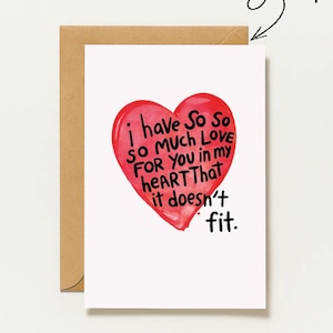 Pode incluir: Um cartão de felicitações branco com uma ilustração de coração vermelho em aguarela contendo o texto preto: I have So So so MUCH LOVE FOR YOU in my heART That it doesn't fit. O cartão está sobre um envelope castanho, com a palavra PERSONALISIERBAR acima.