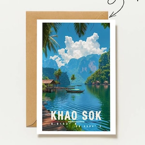 Puede incluir: Una tarjeta de felicitación rectangular con una ilustración vibrante de Khao Sok con montañas, un lago y botes de madera. El texto dice KHAO SOK con coordenadas debajo. Sobre la tarjeta, la palabra PERSONALISIERBAR está escrita con una flecha.
