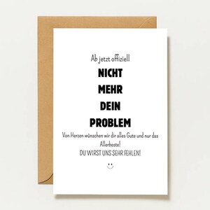 Könnte beinhalten: Eine weiße Grußkarte mit schwarzem Text: Ab jetzt offiziell NICHT MEHR DEIN PROBLEM. Von Herzen wünschen wir dir alles Gute und nur das Allerbeste! DU WIRST UNS SEHR FEHLEN! Ein kleines Smiley befindet sich unten, in einem braunen Umschlag.