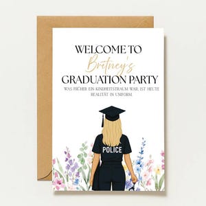 Könnte beinhalten: Eine weiße Einladungskarte zur Abschlussfeier mit braunem Umschlag. Der Text lautet WELCOME TO Britney's GRADUATION PARTY und WAS FRÜHER EIN KINDHEITSTRAUM WAR, IST HEUTE REALITÄT IN UNIFORM. Eine Illustration zeigt eine blonde Person in Polizeiuniform und mit Doktorhut.