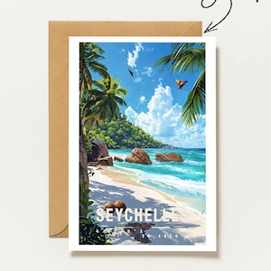 Op de afbeelding: Een rechthoekige wenskaart met een kleurrijke illustratie van een tropisch strand op de Seychellen met palmbomen, turquoise water en grote rotsen. De tekst SEYCHELLES staat onderaan gedrukt. Een bruine envelop bevindt zich achter de kaart.