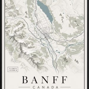 Peut inclure: Une impression cartographique encadrée de Banff, Canada, présentant un tracé topographique avec un lac bleu, des réseaux routiers noirs et une rose des vents. Le texte indique BANFF CANADA et BANFF NATIONAL PARK, avec les coordonnées 51.1784 N 115.5708 W.