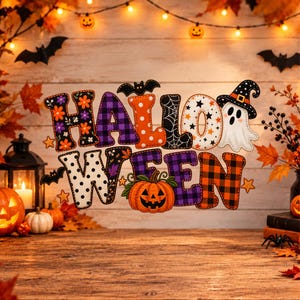 Könnte beinhalten: Ein dekoratives Schild mit dem Wort HALLOWEEN in bunten, gemusterten Blockbuchstaben. Die Buchstaben zeigen Blumen-, Karomuster, Punkte und Spinnennetz-Designs, akzentuiert durch ein Gespenst, einen Kürbis sowie kleine Fledermäuse und Sterne.