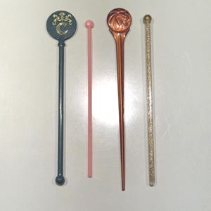 Zestaw 4 patyczków do koktajli w stylu mid-century vintage | Plastikowe mieszadełka do drinków | Kolekcja retro akcesoriów barmańskich