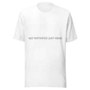 Camiseta "Sem Motivação, Só Curtindo", Camiseta Divertida com Vibe Relaxante, Camiseta com Frase Inspiradora, Camiseta Estampada para Dia de Preguiça, Camiseta com Estética Introvertida