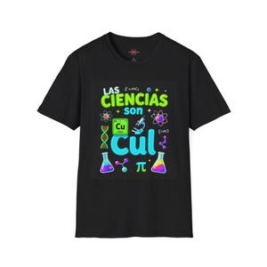 Puede incluir: Una camiseta negra de manga corta con un estampado gráfico de temática científica. El diseño incluye el texto 'LAS CIENCIAS son Cul', un elemento de la tabla periódica para el cobre, una cadena de ADN, un microscopio, matraces y E=mc2.