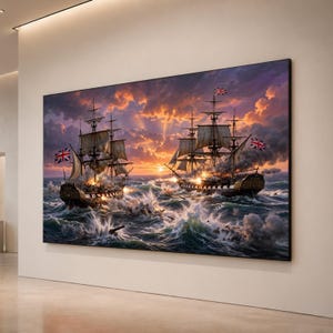 Op de afbeelding: Een grote rechthoekige wandkunstprint met twee houten zeilschepen in een zeeslag op een woelige oceaan. De schepen zijn voorzien van masten, tuigage en Britse vlaggen, met kanonvuur en opspattend water tegen een zonsonderganghemel.