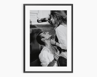 Sinnliches Paar-Foto, Frau schenkt Mann Wein ein, Schwarz-Weiß-Fotografie, Kunstdruck in Museumsqualität