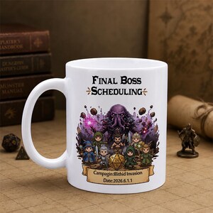 Könnte beinhalten: Ein weißer Keramikbecher mit dem Text Final Boss Scheduling oben und einer farbenfrohen Illustration einer violetten Kreatur mit Tentakeln, umgeben von Fantasy-Figuren. Unter den Figuren befindet sich ein Banner mit Campagin:Illithid Invasion Date:2026.6.1.1.