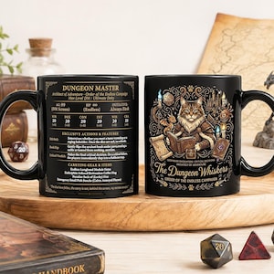 Puede incluir: Una taza de cerámica negra con una hoja de personaje de Dungeon Master en un lado y una ilustración de un gato vestido de mago leyendo un libro en el otro. El texto incluye 'Dungeon Master' y 'The Dungeon Whiskers' con motivos de fantasía.