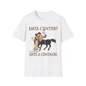 Könnte beinhalten: Ein weißes T-Shirt mit kurzen Ärmeln und einer Grafik eines Zentauren sowie einer Person mit einer Leier. Der Text darüber lautet DATA CENTER? und der Text darunter lautet I'D RATHER DATE A CENTAUR! Die Illustration zeigt braune, blaue und cremefarbene Töne.