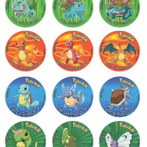 Puede incluir: Una colección de doce pegatinas circulares con personajes Pokémon numerados del 001 al 012. Cada pegatina muestra el nombre del Pokémon, su número y el logotipo de Pokémon sobre un fondo de color que representa su tipo elemental.