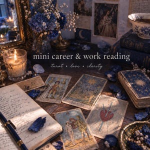 Könnte beinhalten: Ein Tarot-Karten-Lese-Set mit dem Text mini career & work reading tarot • love • clarity. Die Szene umfasst eine brennende Kerze, einen blauen Blumenstrauß, ein Notizbuch mit Stift und mehrere Tarotkarten, darunter Der Stern und die Drei der Schwerter.