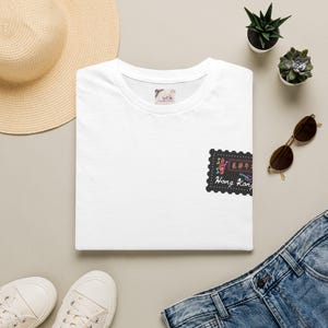 Koszulka ze znaczkiem pocztowym Hongkongu | Koszulka z grafiką podróżniczą z Hongkongu | Koszulka unisex w stylu vintage | Prezent dla odkrywcy miasta