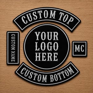 Può includere: Un set di cinque toppe ricamate nere con bordi e testo bianchi. Le toppe includono un arco superiore curvo con la scritta CUSTOM TOP, un arco inferiore con CUSTOM BOTTOM, una toppa rettangolare con CUSTOM NAME, una quadrata con MC e una grande toppa circolare centrale con YOUR LOGO HERE.