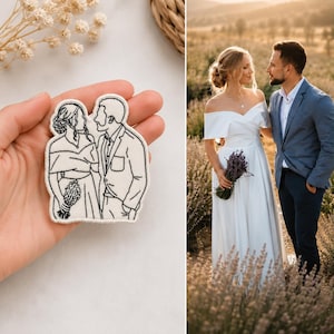 Puede incluir: Un parche bordado personalizado con una ilustración de líneas negras de una pareja con ropa de boda. El diseño muestra a una persona con un vestido de hombros descubiertos sosteniendo un ramo y a una persona con traje.