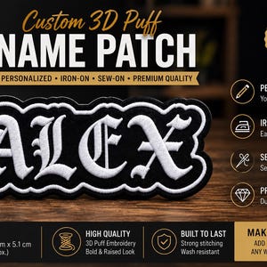 Peut inclure: Un écusson nominatif 3D en relief noir et blanc affichant le nom ALEX dans une police gothique grasse. L'écusson présente un effet de broderie surélevé avec une bordure blanche et un fond noir. Il mesure environ 12,5 cm sur 5,1 cm.
