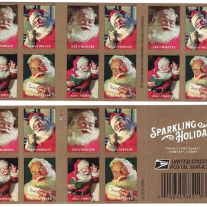 Puede incluir: Un cuadernillo de veinte sellos postales USA Forever con una ilustración vintage de Santa Claus. Los sellos muestran a Santa con traje rojo sosteniendo un libro verde y una carta. La cubierta incluye el texto Sparkling Holidays y un código de barras.