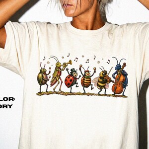Camiseta Comfort Colors Vintage con estampado de insectos musicales.