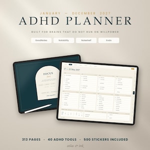Könnte beinhalten: Ein digitaler ADHS-Planer für 2027 auf zwei Tablets. Die Benutzeroberfläche zeigt ein dunkelblaugrünes Cover mit einem Bogendesign und eine Wochenplanungsseite. Der Text umfasst "ADHD PLANNER", "FOCUS first", "313 PAGES" und "500 STICKERS".