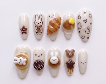 Gemütliche Hasen-Press-On-Nägel | Croissant-Pfannkuchen-Bären-Frühstücksdesign | Warme, neutrale Mandel-Maniküre | Niedliches, handgemachtes, wiederverwendbares Nagelgeschenk