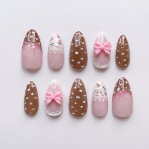 Bruna och rosa fawn press-on naglar｜3D rosett blommig prickig nagelset｜Cottagecore Coquette mandeldesign｜Återanvändbara handgjorda naglar för kvinnor
