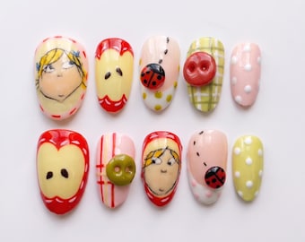 Apple Marienkäfer künstliche Fingernägel | 3D-Nageldesign mit Früchten, Karos und Knöpfen | Kurze, mandelförmige künstliche Fingernägel | Handgefertigtes, wiederverwendbares und verspieltes Geschenk für Sie