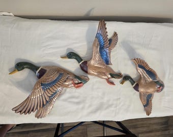 Vintage Atlantic Mold vliegende wilde eend wanddecoratie set van 3 handbeschilderde keramische eenden, mid-century cabin lodge decoratie